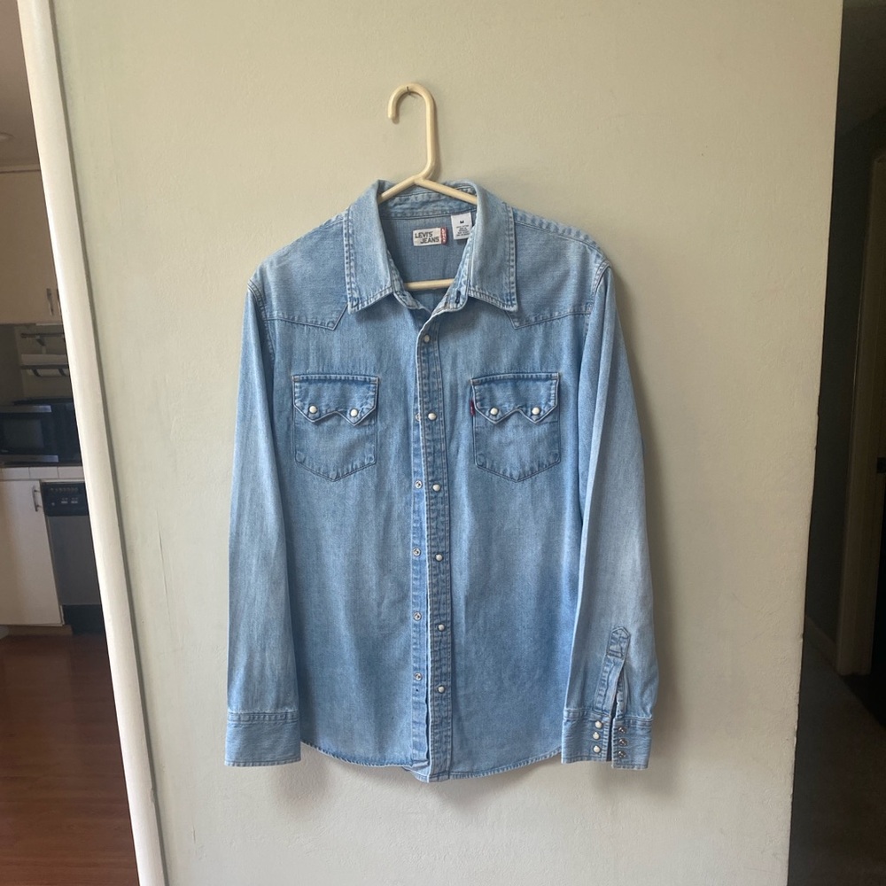 Levi's Light Blue Denim Western Shirt  with pearl style snaps. Men's M